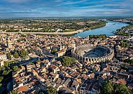 Arles, Arles mit Amphitheater und Rhône bei klarem Himmel., Arles mit Amphitheater und Rhone, perfekte Kulisse für Weihnachten.