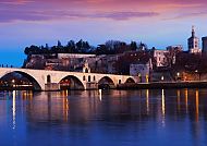 Avignon im Abendlicht mit Blick auf die Pont Saint-Bénézet.