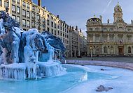 winterliches Lyon, Winterlicher Place des Terreaux in Lyon, gefrorener Brunnen.