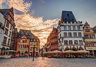 Fachwerkhäuser in Trier bei Sonnenuntergang im goldenen Herbst.