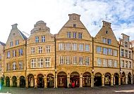 Giebelhäuser in Münster bei sonnigem Herbstwetter.