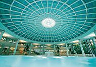 Caracalla-Therme in Baden-Baden, Kuppel der Caracalla-Therme in Baden-Baden, entspannende Atmosphäre., Kuppel der Caracalla-Therme in Baden-Baden, lichtdurchflutet und elegant.