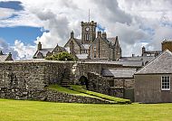 Lerwick, Shetlandinseln, Historische Architektur in Lerwick, Shetlandinseln, unter blauem Himmel.