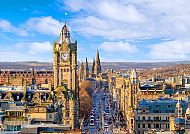Ausflugstipp: Edinburgh, Edinburghs Skyline mit historischem Uhrturm und blauen Himmel.