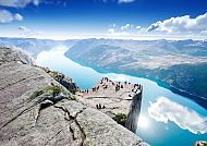 Preikestollen bei Stavanger, Preikestolen mit Blick auf den Lysefjord bei Stavanger., Preikestolen mit Blick auf den Lysefjord bei strahlendem Himmel.