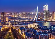 Rotterdam, Rotterdams Skyline bei Nacht mit Erasmusbrücke.