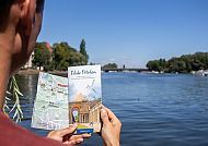, Reiseführer in Potsdam mit Blick auf die Havel., Reiseführer in Potsdam mit Blick auf die Havel.