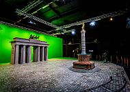 Filmpark Babelsberg,Caligari Halle, Filmset im Filmpark Babelsberg mit grüner Leinwand., Filmset mit Miniatur-Brandenburger Tor im Filmpark Babelsberg.