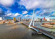 Rotterdam, Erasmusbrücke in Rotterdam unter dramatischem Himmel.
