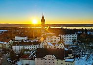 Entdecken Sie das Kloster Andechs, Sonnenuntergang über Kloster Andechs in winterlicher Landschaft., Kloster Andechs im Sonnenuntergang, malerische Winterlandschaft.