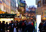 Besucher auf dem Münchner Christkindlmarkt