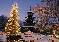Christkindlmarkt am Chinesischen Turm, Christkindlmarkt am Chinesischen Turm, winterliche Lichterpracht., Christkindlmarkt am Chinesischen Turm in winterlicher Pracht.