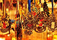 Zinnfiguren auf dem Christkindlmarkt, Bunte Zinnfiguren auf einem stimmungsvollen Christkindlmarkt.