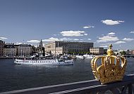 Stockholm - Königspalast, Stockholm: Königspalast und Wasserblick mit goldener Krone.