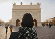 Potsdamer, Frau vor dem Brandenburger Tor in Potsdam bei Sonnenuntergang., Frau vor dem Brandenburger Tor in Potsdam bei Sonnenuntergang.