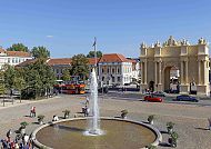 Potsdam_Fontaene_Luisenplatz, Brandenburger Tor und Fontäne am Luisenplatz in Potsdam., Fontäne am Luisenplatz in Potsdam vor dem Brandenburger Tor.
