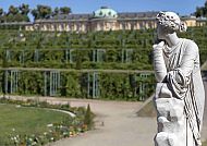 Garten Schloss Sanssouci, Statue im Garten von Schloss Sanssouci, Potsdam., Schloss Sanssouci mit Garten und Statue im Vordergrund.