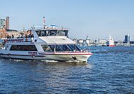 Große Hafenrundfahrt, Hafenrundfahrt in Hamburg bei sonnigem Wetter.
