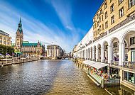 Hamburg Jungfernstieg, Hamburg Jungfernstieg mit Alsterarkaden und Rathaus im Sonnenschein., Hamburg Jungfernstieg mit Alsterarkaden und Blick auf das Rathaus.