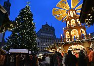 Engelspyramide und Weihnachtsbaum Augsburg