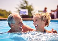 Älteres Paar in der Therme, Älteres Paar genießt entspannte Momente in der Siebenquell Therme., Älteres Paar genießt entspannte Momente in der Siebenquell Therme.