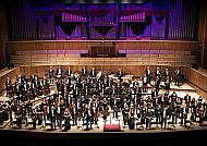 London Philharmonic Orchestra, London Philharmonic Orchestra auf der Bühne, festliche Atmosphäre.