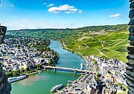 Panoramablick auf die Mosel bei Bernkastel-Kues, umgeben von Weinbergen.
