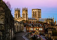 Buchen Sie jetzt und entdecken Sie York, York Minster bei Sonnenuntergang, majestätisch und historisch.