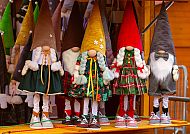 Weihnachtswichtel, Bunte Weihnachtswichtel in festlicher Kleidung auf einem Markt.