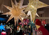Sterne im Advent, Leuchtende Adventssterne auf einem festlichen Weihnachtsmarkt.