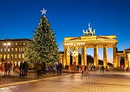 Berlin, Brandenburger Tor mit festlichem Weihnachtsbaum bei Nacht.