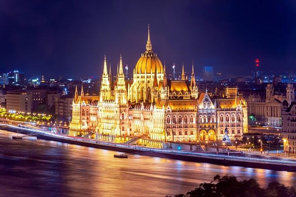 Budapest, Beleuchtetes Parlamentsgebäude in Budapest bei Nacht.