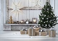 Weihnachten, Weihnachtliche Dekoration mit Geschenken und leuchtendem Stern., Weihnachtlich dekorierter Raum mit Baum und Geschenken.