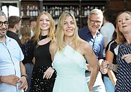 Auf dem Clubschiff den Rhein entdecken, Gruppe fröhlicher Menschen bei einer Flusskreuzfahrt-Party., Menschen feiern fröhlich auf einer Flusskreuzfahrt.
