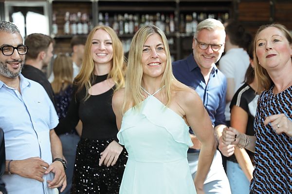 Auf dem Clubschiff den Rhein entdecken, Gruppe fröhlicher Menschen bei einer Flusskreuzfahrt-Party., Menschen feiern fröhlich auf einer Flusskreuzfahrt.