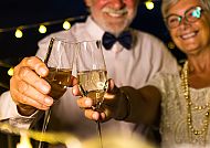 Silvester, Fröhlicher Silvesterabend auf der Donau mit Sekt und Lichterglanz., Fröhlicher Silvesterabend mit Sekt und Lichterketten.