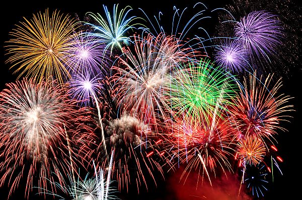Silvester, Buntes Feuerwerk erleuchtet den Nachthimmel an Silvester., Buntes Silvesterfeuerwerk über der Donau, Reise 2026/2027.