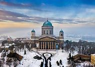 Esztergom Basilika, Esztergom Basilika im Winter bei Sonnenuntergang., Esztergom Basilika im winterlichen Panorama.