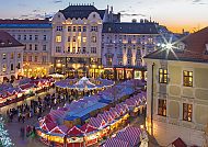 Weihnachtsmarkt in Bratislava, Weihnachtsmarkt in Bratislava bei Abenddämmerung.