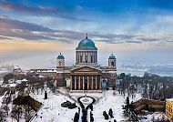 Esztergom Basilika, Esztergom Basilika im Winter bei Sonnenuntergang, Donau im Hintergrund.