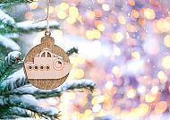 Weihnachten, Weihnachtsschmuck am Baum mit Lichtern im Hintergrund.