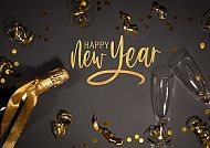 Silvester, Feierlicher Silvesterabend mit Sekt und goldenen Akzenten.