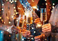 Silvester, Fröhlicher Silvesterabend mit Sekt und Wunderkerzen in Istanbul.