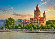St. Franziskus Kirche in Wien bei Sonnenuntergang, Donauufer.,