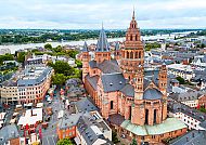 Mainzer Dom vor Rheinpanorama, Mainzer Dom vor Rheinpanorama in Mainz, idyllische Stadtszene.