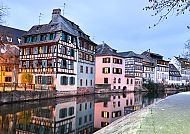 Fachwerkhäuser am Kanal in Straßburg bei Abenddämmerung.
