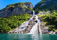 Wasserfall im Geirangerfjord, Wasserfall im Geirangerfjord, umgeben von üppiger Natur., Majestätischer Wasserfall im Geirangerfjord, umgeben von Natur.