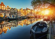 Sonnenuntergang über Amsterdams malerischen Grachten.