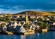 Kirkwall, Orkney, Kirkwall im goldenen Licht, Orkney, Naturparadies Island 2027., Kirkwall im goldenen Licht, idyllische Küstenstadt auf Orkney.