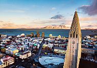 Reyjavik, Reykjavik mit Hallgrímskirkja und Blick auf schneebedeckte Berge., Reykjavik mit Hallgrímskirkja und Blick auf schneebedeckte Berge.